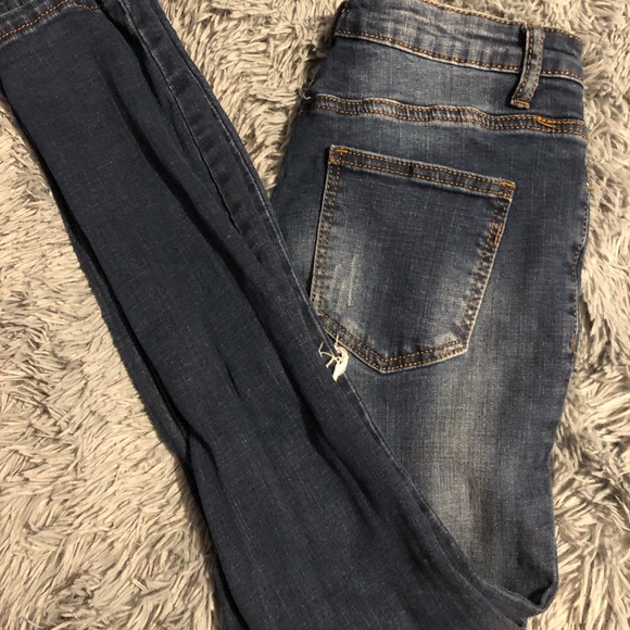 Medium wash distressed skinny jean - Picture 2 of 2